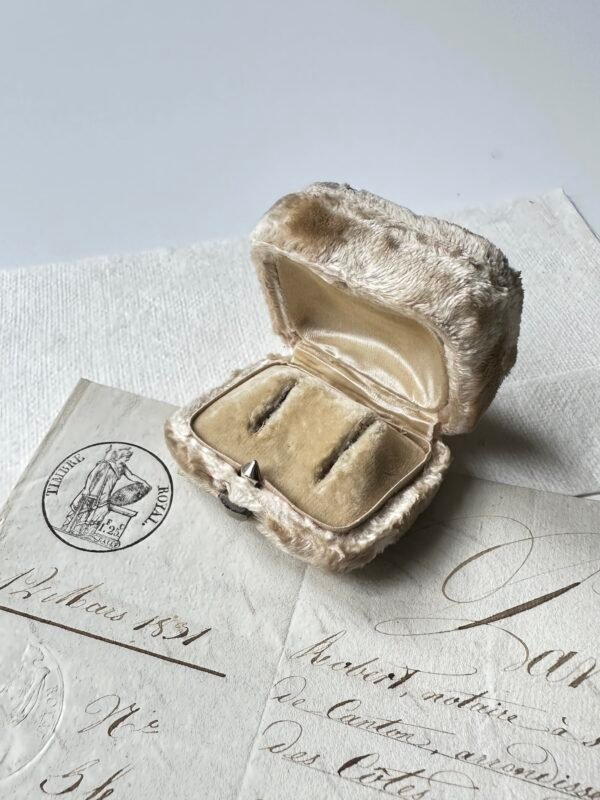 antique plush ringbox with velvet and silk creamy interieur - Image 3